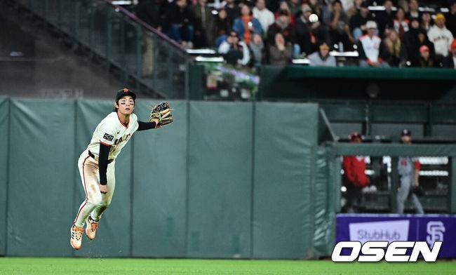 [OSEN=오라클 파크(미국 샌프란시스코), 지형준 기자] 9일(이하 한국시간) 미국 캘리포니아주 샌프란시스코 오라클 파크에서 2024 메이저리그 샌프란시스코 자이언츠와 워싱턴 내셔널스의 경기가 열렸다.올 시즌 샌프란시스코와 6년 1억1300만 달러(약 1530억원)에 계약한 이정후는 10경기 타율 2할5리(39타수 8안타) 1홈런 4타점 3득점 OPS .549를 기록중이다. 데뷔 첫 6경기에서 7안타 1홈런을 몰아쳤지만 이후 4경기에서는 1안타를 기록하는데 그쳤다. 하지만 지난 8일 경기에서 첫 타석부터 안타를 때려내며 3경기 연속 무안타에서 탈출했다. 이날 경기에서는 반등을 노린다.&nbsp;8회초 1사 1루 워싱턴 립스콤의 안타때 이정후 중견수가 3루까지 진루 시도한 1루 주자 바르가스를 아웃시키고 있다. 2024.04.09 /jpnews@osen.co.kr