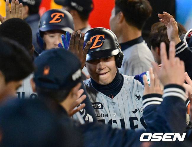 [OSEN=인천, 김성락 기자] 16일 오후 SSG 랜더스 필드에서 ‘2025 신한 SOL BANK KBO리그’ SSG 랜더스와 한화 이글스의 경기가 열렸다.이날 SSG는 김광현을, 한화는 와이스를 선발투수로 내세웠다. 8회초 2사 2, 3루 한화 노시환이 3점 홈런을 날린 뒤 더그아웃에서 동료 선수들과 기쁨을 나누고 있다.  2025.04.16 / ksl0919@osen.co.kr