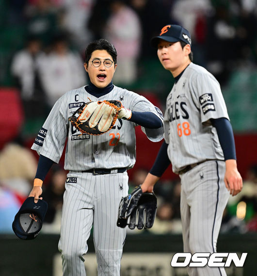 [OSEN=인천, 김성락 기자] 프로야구 한화 이글스가 3연승을 질주하며 주중 3연전 위닝시리즈를 확보했다. 한화는 16일 인천 SSG랜더스필드에서 열린 ‘2025 신한은행 SOL Bank KBO리그’ SSG 랜더스와의 경기에서 10-4로 승리하고 3연승을 내달렸다. 주중 3연전 첫 2경기를 모두 잡아내며 위닝시리즈도 확보했다. 승리가 확정된 순간 한화 채은성, 조동욱이 기쁨을 나누고 있다. 2025.04.16 / ksl0919@osen.co.kr