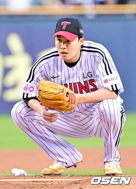 [OSEN=잠실, 민경훈 기자] 16일 서울 잠실야구장에서 2025 신한 SOL Bank KBO리그 LG 트윈스와 삼성 라이온즈의 경기가 열린다.이날 LG는 임찬규, 삼성은 최원태를 선발로 예고했다.LG 선발 임찬규가  마운드 위에서 생각에 잠겨 있다. 2025.04.16 / rumi@osen.co.kr