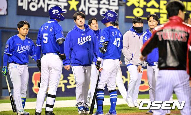 [OSEN=잠실, 민경훈 기자] 15일 서울 잠실야구장에서 2025 신한 SOL Bank KBO리그 LG 트윈스와 삼성 라이온즈의 경기가 열렸다.이 경기에서 LG가 삼성에 3-0으로 승리했다. 역대 4번째 팀 노히트를 달성했다.&nbsp;경기를 마치고 삼성 선수들이 아쉬워하고 있다.&nbsp;2025.04.15 / rumi@osen.co.kr