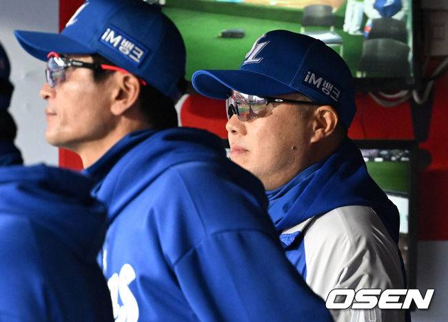 [OSEN=수원, 이대선 기자] 11일 오후 수원 KT위즈파크에서 2025 신한 SOL Bank KBO리그 KT 위즈와 삼성 라이온즈의 경기가 열렸다.2회초 무사에서 삼성 박진만 감독이 더그아웃에서 선수들을 바라보고 있다.  2025.04.11 /sunday@osen.co.kr