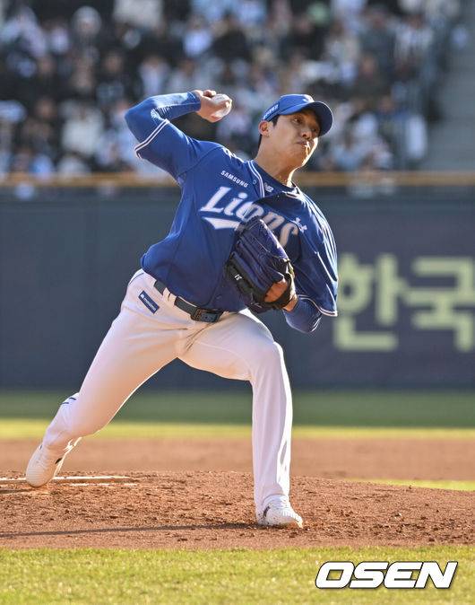 [OSEN=잠실, 조은정 기자]29일 서울 송파구 잠실야구장에서 2025 신한 SOL Bank KBO리그 두산 베어스와 삼성 라이온즈의 경기가 열렸다.이날 홈팀 두산은 잭로그를, 원정팀 삼성은 원태인을 선발 투수로 내세웠다.1회말 삼성 원태인이 역투하고 있다. 2025.03.29 /cej@osen.co.kr