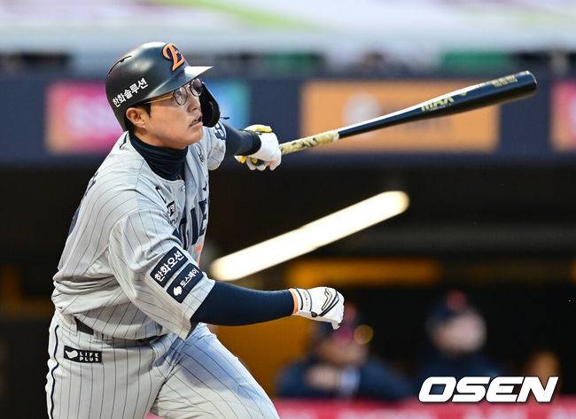 [OSEN=인천, 김성락 기자] 16일 오후 SSG 랜더스 필드에서 ‘2025 신한 SOL BANK KBO리그’ SSG 랜더스와 한화 이글스의 경기가 열렸다.이날 SSG는 김광현을, 한화는 와이스를 선발투수로 내세웠다. 2회초 2사 한화 채은성이 추격의 솔로 홈런을 날리고 있다. 2025.04.16 / ksl0919@osen.co.kr