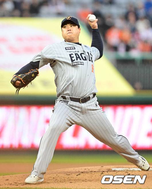 [OSEN=인천, 김성락 기자] 17일 오후 SSG 랜더스 필드에서 ‘2025 신한 SOL BANK KBO리그’ SSG 랜더스와 한화 이글스의 경기가 열렸다.이날 SSG는 미치 화이트를, 한화는 류현진을 선발투수로 내세웠다. 1회말 한화 선발 류현진이 마운드에 올라 힘차게 공을 뿌리고 있다. 2025.04.17 / ksl0919@osen.co.kr