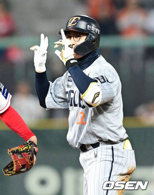 [OSEN=인천, 김성락 기자] 17일 오후 SSG 랜더스 필드에서 ‘2025 신한 SOL BANK KBO리그’ SSG 랜더스와 한화 이글스의 경기가 열렸다.이날 SSG는 미치 화이트를, 한화는 류현진을 선발투수로 내세웠다. 4회초 2사 3루 한화 채은성이 추격의 1타점 적시 2루타를 날린 뒤 세리머니를 하고 있다. 2025.04.17 / ksl0919@osen.co.kr