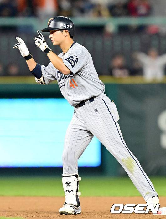 [OSEN=인천, 김성락 기자] 17일 오후 SSG 랜더스 필드에서 ‘2025 신한 SOL BANK KBO리그’ SSG 랜더스와 한화 이글스의 경기가 열렸다.이날 SSG는 미치 화이트를, 한화는 류현진을 선발투수로 내세웠다. 7회초 1사 2루 한화 최인호가 1타점 적시 2루타를 날린 뒤 세리머니를 하고 있다. 2025.04.17 / ksl0919@osen.co.kr