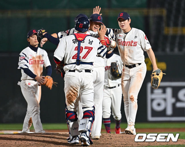 [OSEN=부산, 이석우 기자] 17일 부산 사직야구장에서 2025 신한 SOL 뱅크 KBO 리그 롯데 자이언츠와 키움 히어로즈의 경기가 열렸다. 홈팀 롯데는 박세웅, 방문팀 키움은 김윤하가 선발 출전했다.롯데 자이언츠 선수들이 키움전에서 7-1로 승리한 후 기쁨을 나누고 있다. 2025.04.17 / foto0307@osen.co.kr