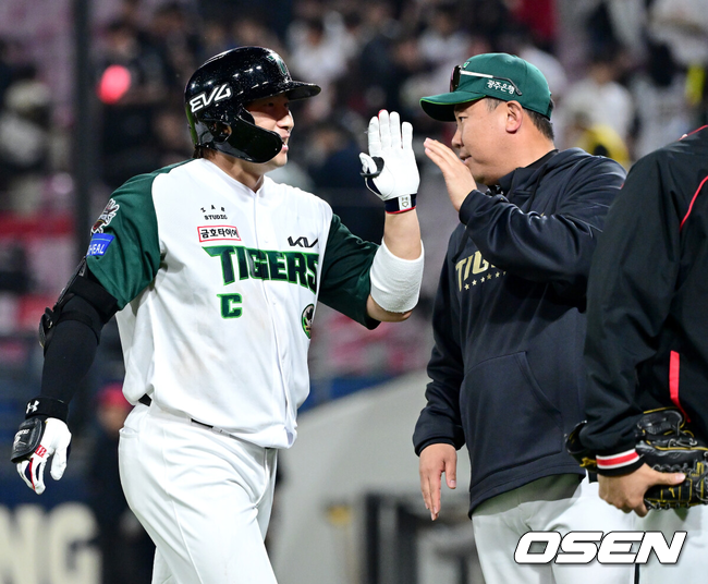 [OSEN=광주, 최규한 기자]경기를 마치고 끝내기타를 날린 KIA 나성범과 이범호 감독이 인사를 나누고 있다. 2025.04.17 / dreamer@osen.co.kr