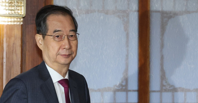 ▲한덕수 대통령 권한대행 국무총리가 14일 서울 공관에서 열린 경제안보전략 TF 회의에 입장하고 있다. ⓒ연합뉴스