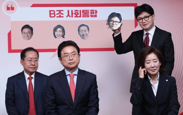 ▲17일 서울 여의도 국민의힘 중앙당사에서 열린 제21대 대통령 후보자 국민의힘 1차 경선 토론회 미디어데이에서 경선 후보인 한동훈 전 대표가 얼굴 사진을 들어 보이고 있다. ⓒ연합뉴스