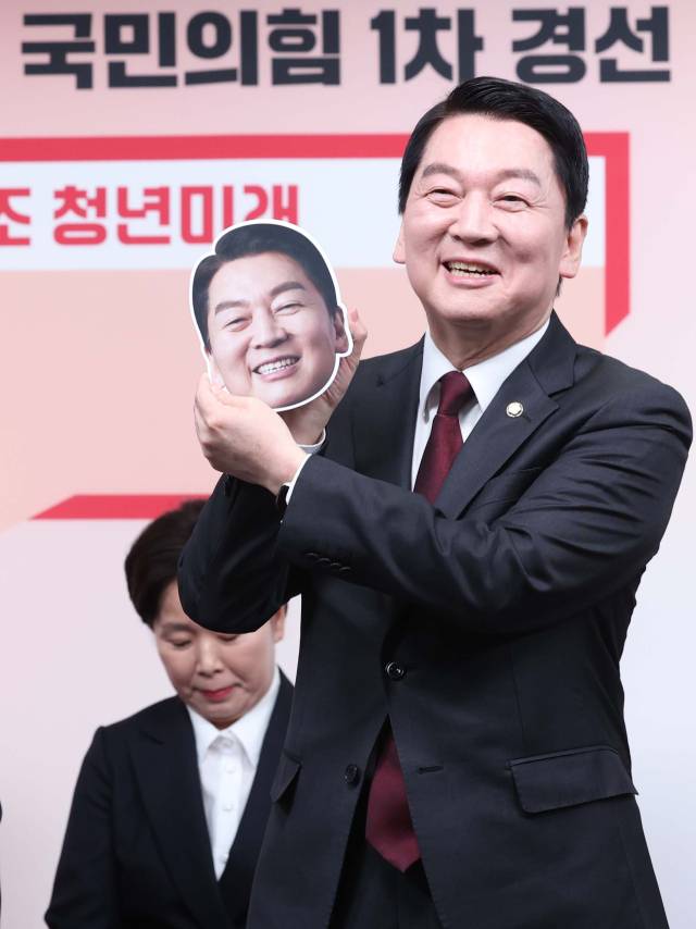 ▲17일 서울 여의도 국민의힘 중앙당사에서 열린 제21대 대통령후보자 국민의힘 1차 경선 토론회 미디어데이에서 경선 후보인 안철수 의원이 얼굴 사진을 들어 보이고 있다. ⓒ연합뉴스