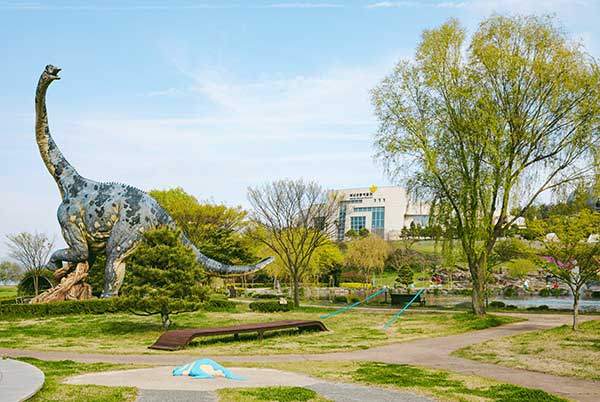 20m가 넘는 거대한 공룡 모형이 있는 해남공룡박물관. 5월 3일부터 5일까지 국내 최대의 공룡축제가 열린다.&nbsp;