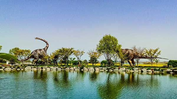 해남 공룡박물관 일대에는 호수와 강, 유채꽃밭이 있어 5월이 되면 화사한 빛깔로 변신한다.&nbsp;
