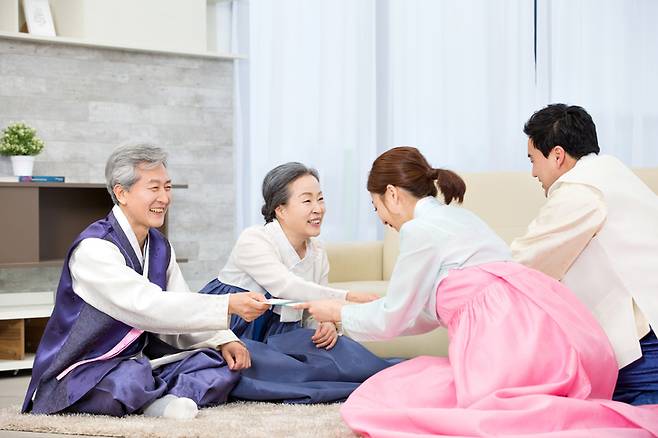 부자층은 결혼을 ‘가문 단위의 중대한 의례’로 인식하며, 예단·상견례 등 집안을 위한 지출에 더 많은 비용을 쓴다. 게티이미지뱅크