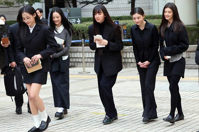 그룹 뉴진스 멤버들(왼쪽부터 민지, 하니, 혜인, 해린, 다니엘)이 지난달 7일 서울 서초구 서울중앙지방법원에서 어도어 측이 멤버들을 상대로 제기한 ‘기획사 지위보전 및 광고계약 체결 등 금지’ 가처분 첫 심문기일을 마친 후 법원을 나서고 있다. 뉴스1