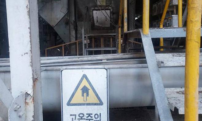 17일 오전 7시 36분 전북 전주시 덕진구 팔복동 전주페이퍼 공장에서 종이 찌꺼기 건조 과정 중 재가 분출되는 사고가 발생했다. 전북소방본부 제공