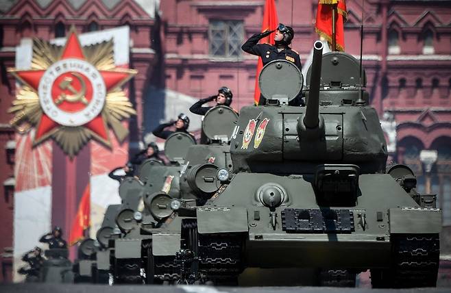2020년 러시아 모스크바 붉은광장에서 제2차 세계대전 승전 75주년을 기념하는 전승절 열병식이 열리고 있다. 2차대전 당시 독일군 격퇴에 큰 공을 세운 구형 T-34 전차가 오랜만에 출현해 눈길을 끌었다. 세계일보 자료사진