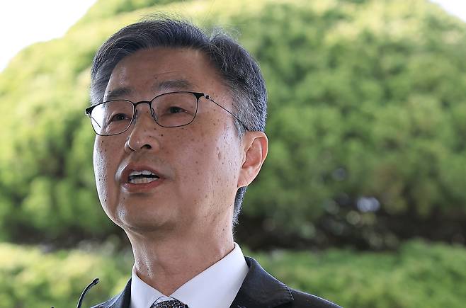 최재해 감사원장이 지난달 13일 헌법재판소에서 탄핵심판 기각 결정을 받은 뒤 서울 종로구 북촌로 감사원으로 직무 복귀하고 있다. 뉴스1