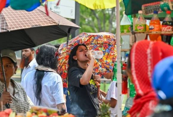 2025년 4월 10일, 인도 뉴델리에서 한 행인이 물을 마시며 폭염을 견디고 있다. 게티이미지 / 멀티비츠