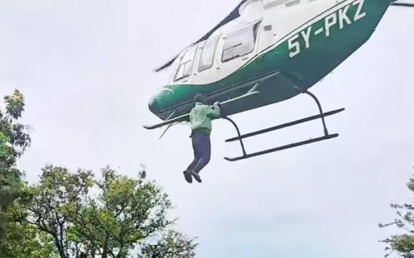 케냐에서 한 남성이 이륙하는 헬기에 매달렸다. 출처=아티에노 오우마 페이스북