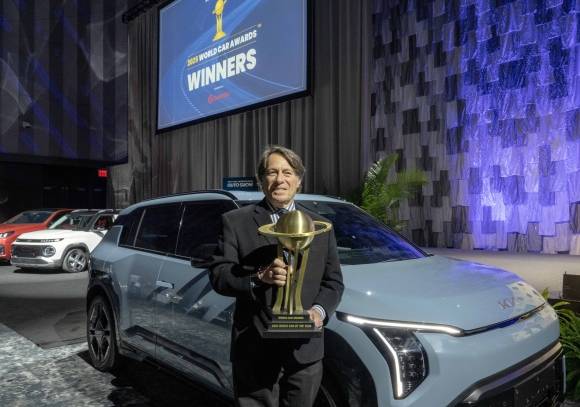 스티븐 센터 기아 미국법인 최고운영책임자(COO)가 16일(현지시간) 미국 뉴욕 제이콥 재비츠 컨벤션 센터에서 EV3를 배경으로 ‘세계 올해의 차’ 수상 기념 촬영을 하고 있다. 기아 제공