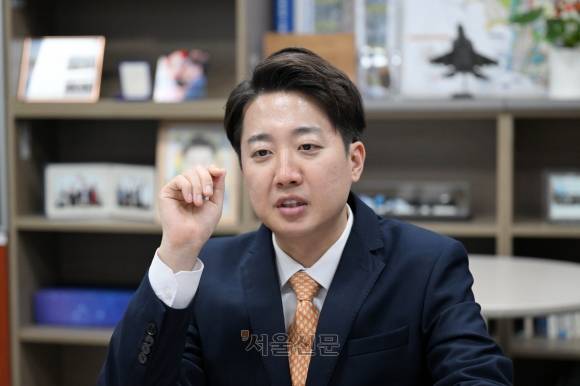 6·3 대선에 출마한 이준석 개혁신당 후보가 17일 서울 여의도 국회 의원회관에서 진행한 서울신문과의 인터뷰에서 선거 전략을 밝히고 있다. 이 후보는 “이재명을 여러 번 이긴 이준석의 방식으로 움직이지 않으면 국민의힘은 대통령을 민주당에 헌납하게 될 것”이라며 자신감을 보였다. 홍윤기 기자