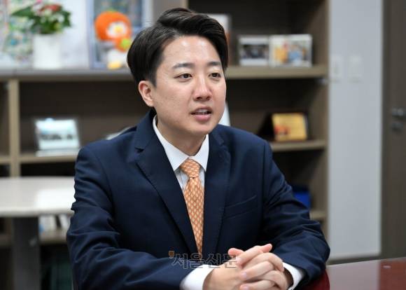 6·3 대선에 출마한 이준석 개혁신당 후보가 17일 서울 여의도 국회 의원회관에서 진행한 서울신문과 인터뷰에서 선거 전략을 밝히고 있다. 2025.4.17 홍윤기 기자