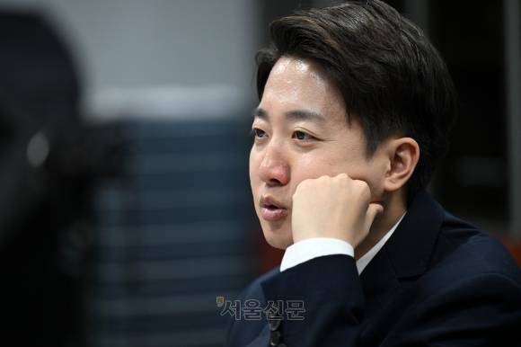 이준석 개혁신당 후보가 서울신문과의 인터뷰에서 답변을 고민하고 있다. 2025.4.17 홍윤기 기자
