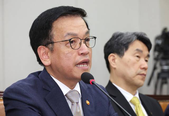 최상목 부총리 겸 기획재정부 장관이 16일 국회에서 열린 법제사법위원회의 '기획재정부 장관 최상목 탄핵소추사건 조사' 청문회에서 의원질의에 답변하고 있다. 연합뉴스