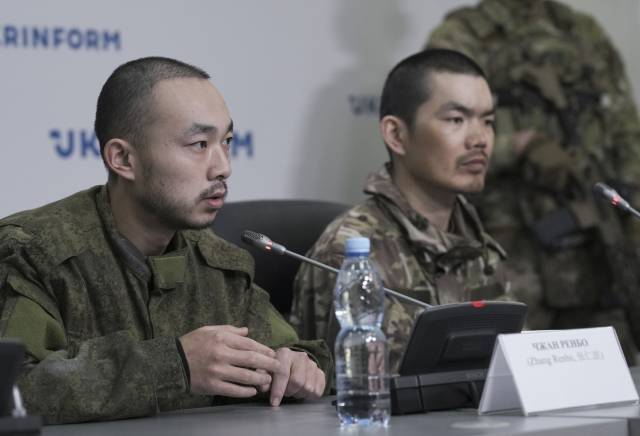러시아와 우크라이나 전쟁에서 러시아 용병으로 싸우다 우크라이나군 포로로 잡힌 중국 국적의 장런보(왼쪽)와 왕광쥔이 14일 우크라이나 키이우에서 열린 기자회견에서 발언하고 있다. EPA연합뉴스
