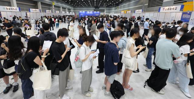 2024년 8월 22일 2025학년도 법학전문대학원 공동입학설명회가 열린 서울 서초구 aT센터가 상담 순서를 기다리는 수험생으로 붐비고 있다. 연합뉴스