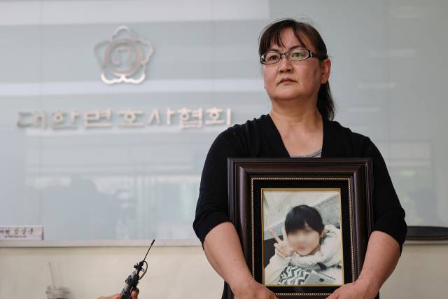 권경애 변호사의 재판 불출석으로 소송에서 진 학교폭력 피해자 유족 이기철 씨가 2023년 6월 19일 오후 권 변호사에 대한 징계위원회가 열리는 서울 서초구 대한변호사협회 회관에서 징계위원을 기다리고 있다. 연합뉴스