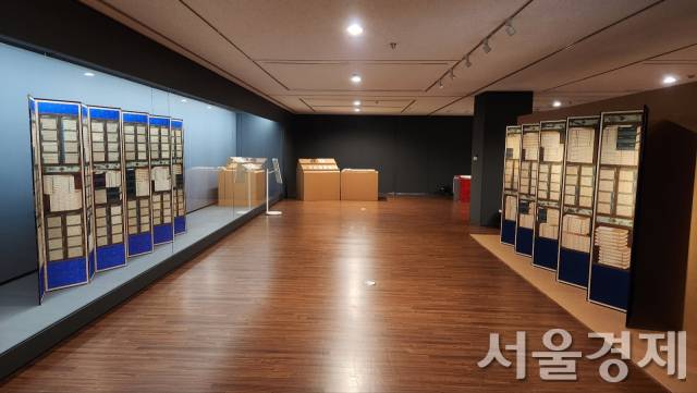 책가도 병풍의 진품(왼쪽)과 복제품 모습. 최수문기