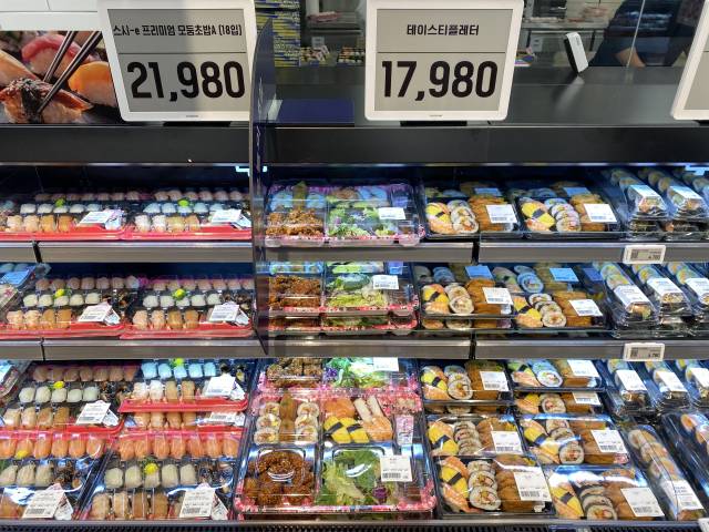 직장인과 나들이객을 위한 테이스티 플래터. 기존 델리 식품 대비 메뉴를 다양화해 한 도시락 안에 담아낸 점이 특징이다. 김남명 기자