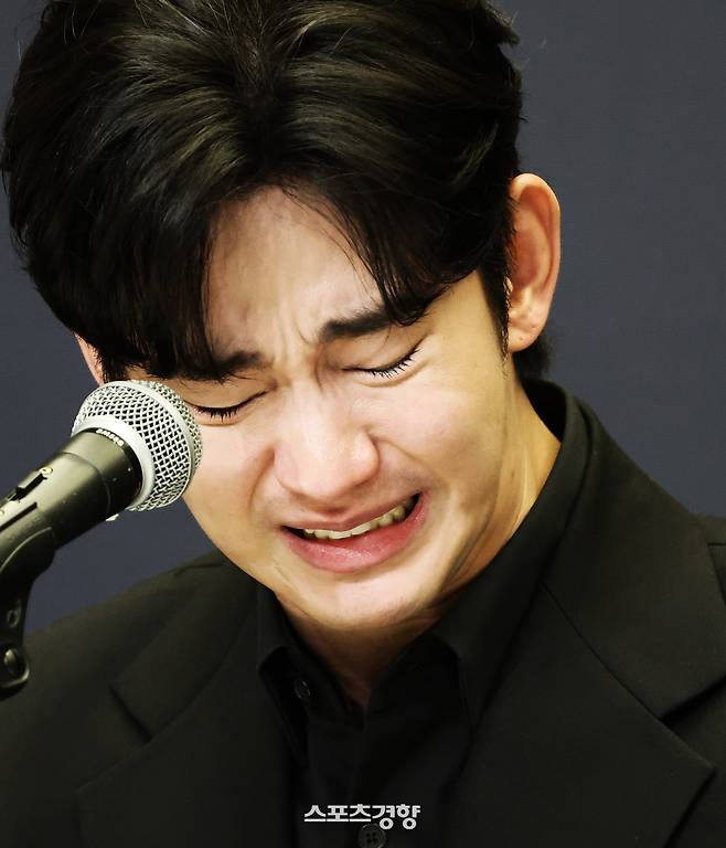 배우 김수현이 지난달 31일 서울 마포구 스탠포드 호텔에서 고 김새론씨와 관계에 대한 입장을 밝히고 있다. 한수빈 기자