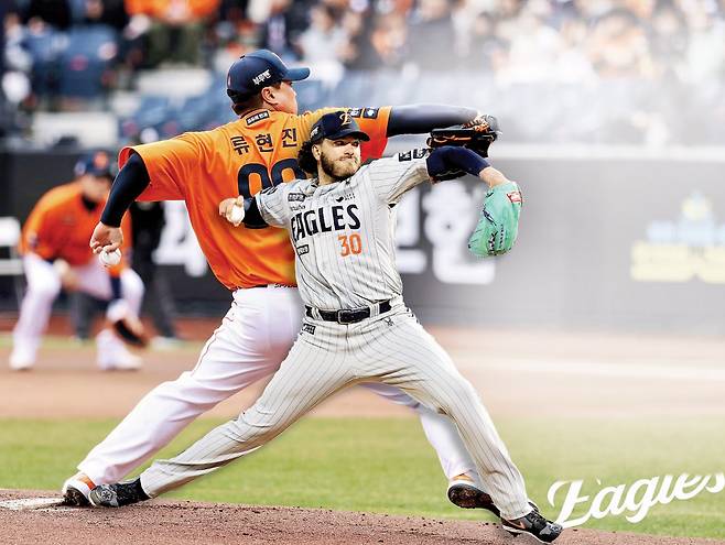 한화 류현진(뒤)과 폰세. 한화이글스 제공