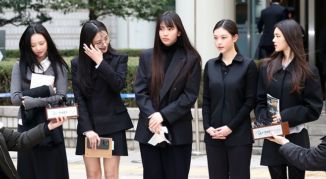 뉴진스(NJZ) 멤버들이 지난 7일 서울 서초구 서울중앙지방법원에서 열린 ‘기획사 지위보전 및 광고계약 체결 등 금지’ 가처분 신청의 심문기일을 마치고 취재진의 질문에 답하고 있다. 연합뉴스 제공