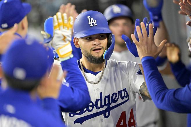 LA 다저스 앤디 파헤스가 17일 콜로라도전에서 득점한 뒤 동료들과 하이파이브하고 있다. Jayne Kamin-Oncea-Imagn Images연합뉴스
