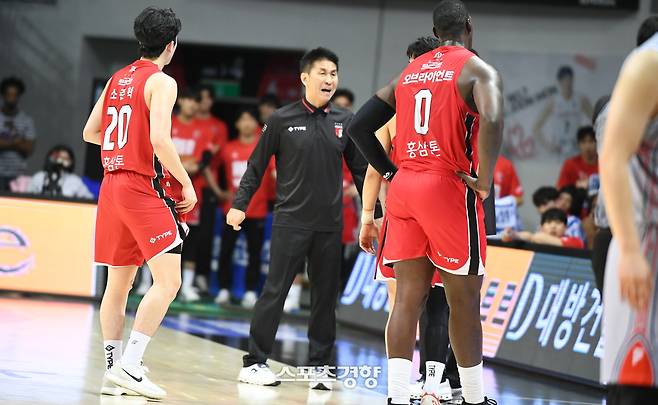 안양 정관장 김상식 감독이 17일 경기 도중 심판 판정에 항의하고 있다. KBL 제공