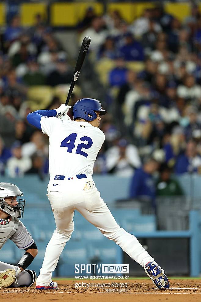 ▲ 17일(한국시간) 미국 캘리포니아주 로스앤젤레스 다저스타디움에서 열린&nbsp;2025 메이저리그 콜로라도 로키스와 경기에 1번 지명타자로 출전한 오타니는 홈런을 포함해 5타수 2안타 2타점 맹타로 8-7 승리를 이끌었다. 타격을 준비하는 오타니.