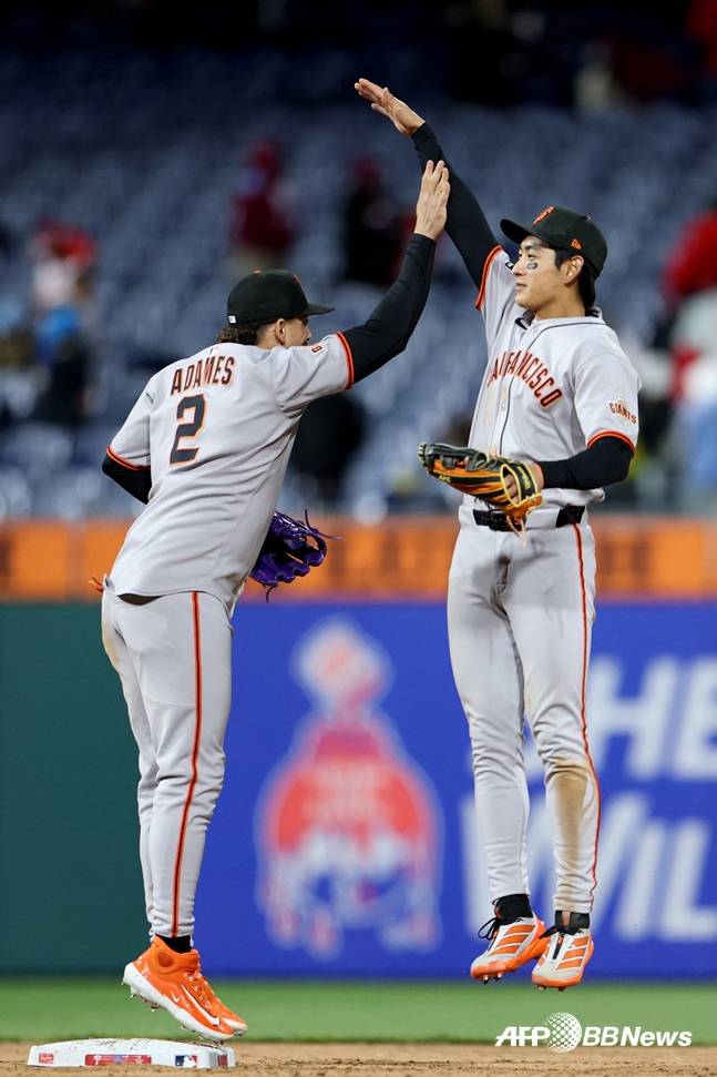 이정후(오른쪽)가 윌리 아다메스(왼쪽)와 승리 직후 기쁨을 나누고 있다. /AFPBBNews=뉴스1
