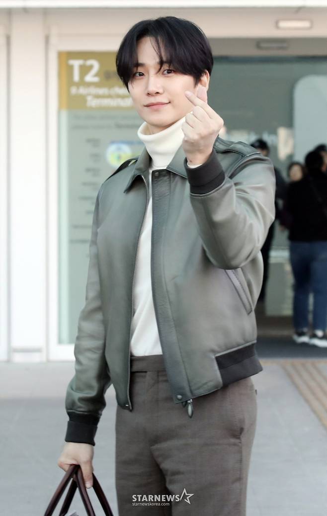 가수 겸 배우 이준호가  ‘파리 패션 위크 벨루티 프레젠테이션’ 참석 차 18일 오전인천국제공항을 통해 출국하고 있다. 2025.01.18 /사진=임성균 tjdrbs23@