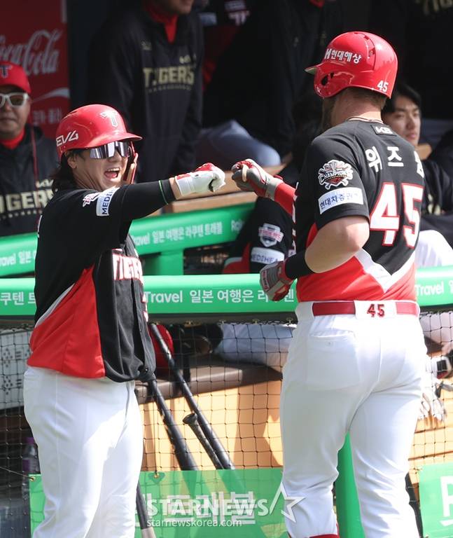 KIA 타이거즈 내야수 김선빈(왼쪽). /사진=김진경 대기자