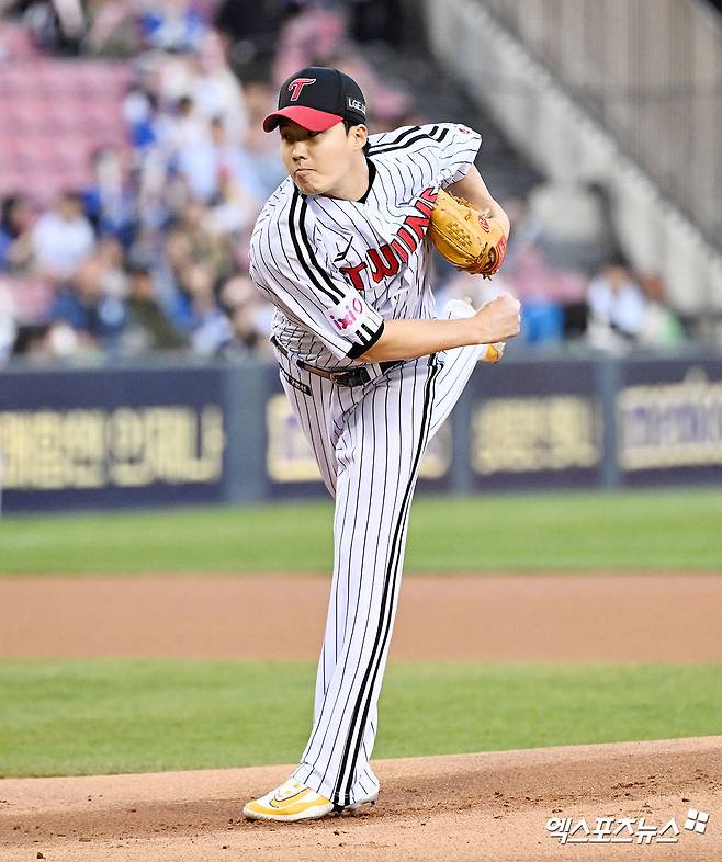 LG 트윈스 임찬규가 16일 서울 잠실야구장에서 열린 삼성 라이온즈와의 경기에 선발 등판해 투구하고 있다. 엑스포츠뉴스 잠실, 김한준 기자