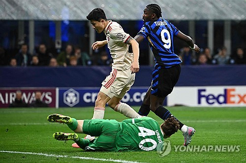 뱅상 콤파니 감독이 이끄는 바이에른 뮌헨이 17일(한국시간) 이탈리아 밀라노에 있는 산시로에서 열린 인터 밀란과의 2024-2025시즌 유럽축구연맹(UEFA) 챔피언스리그 8강 2차전에서 2-2 무승부를 기록했다. 1차전에서 1-2로 패했던 뮌헨은 원정 경기에서 이기지 못하며 합계 스코어 3-4로 인터 밀란에 패해 8강에서 탈락했다. 인터 밀란은 극적으로 4강에 가면서 바르셀로나를 만나게 됐다. 연합뉴스