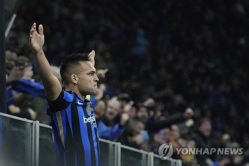 뱅상 콤파니 감독이 이끄는 바이에른 뮌헨이 17일(한국시간) 이탈리아 밀라노에 있는 산시로에서 열린 인터 밀란과의 2024-2025시즌 유럽축구연맹(UEFA) 챔피언스리그 8강 2차전에서 2-2 무승부를 기록했다. 1차전에서 1-2로 패했던 뮌헨은 원정 경기에서 이기지 못하며 합계 스코어 3-4로 인터 밀란에 패해 8강에서 탈락했다. 인터 밀란은 극적으로 4강에 가면서 바르셀로나를 만나게 됐다. 연합뉴스