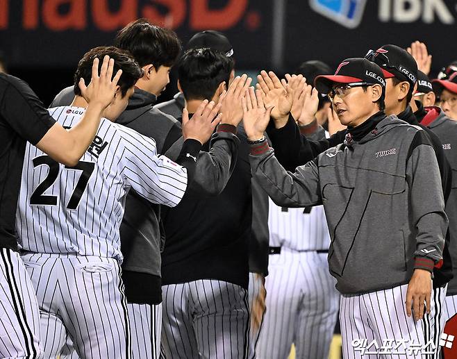 ​오른쪽에 선 LG 트윈스 염경엽 감독이 16일 서울 잠실야구장에서 열린 삼성 라이온즈와의 경기에서 승리 후 선수들과 하이파이브하고 있다. 엑스포츠뉴스 잠실, 김한준 기자