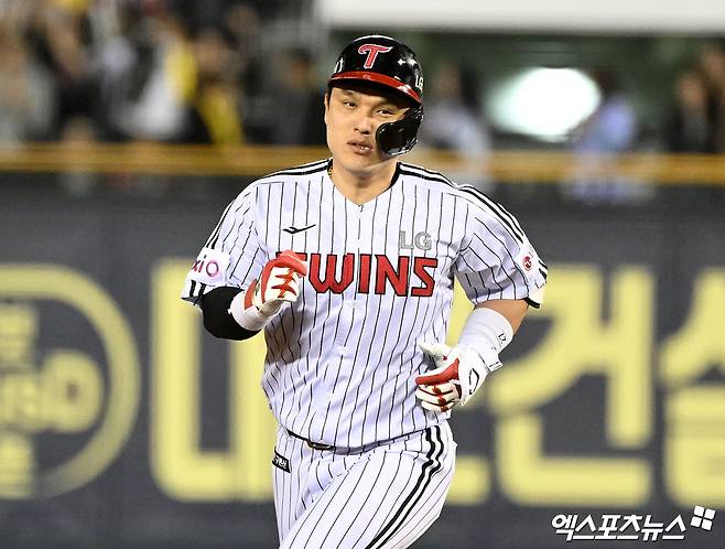 LG 트윈스 박동원이 16일 서울 잠실야구장에서 열린 삼성 라이온즈와의 경기에서 홈런을 친 뒤 베이스를 돌고 있다. 엑스포츠뉴스 잠실, 김한준 기자