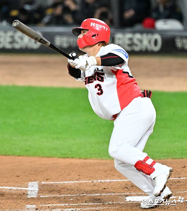 23일 오후 광주기아챔피언스필드에서 열린 '2024 신한 SOL Bank KBO 한국시리즈' 삼성 라이온즈와 KIA 타이거즈의 2차전 경기, 1회말 1사 1,3루 KIA 김선빈이 1타점 2루타를 날리고 있다. 엑스포츠뉴스 DB